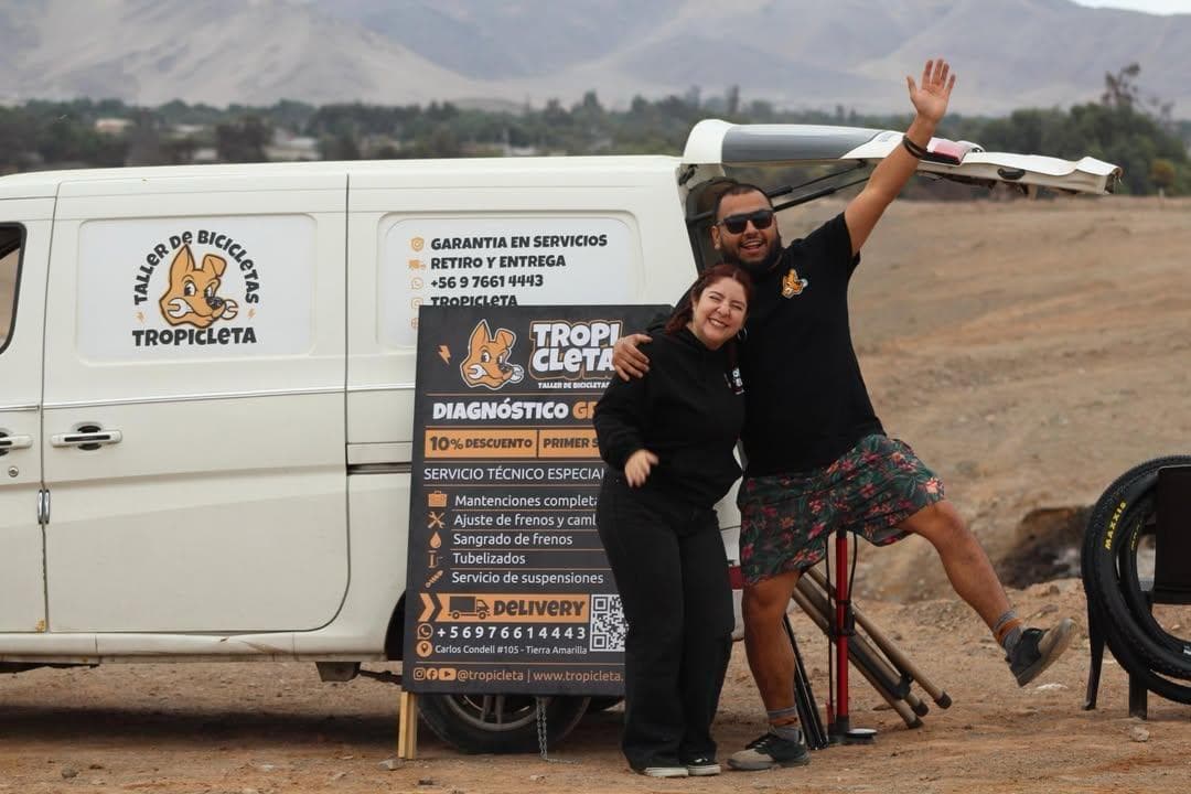 El equipo Tropicleta junto a su furgón en Atacama